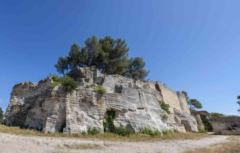 Francia - Beaucaire 001 - abadía troglodita de Saint-Roman.jpg